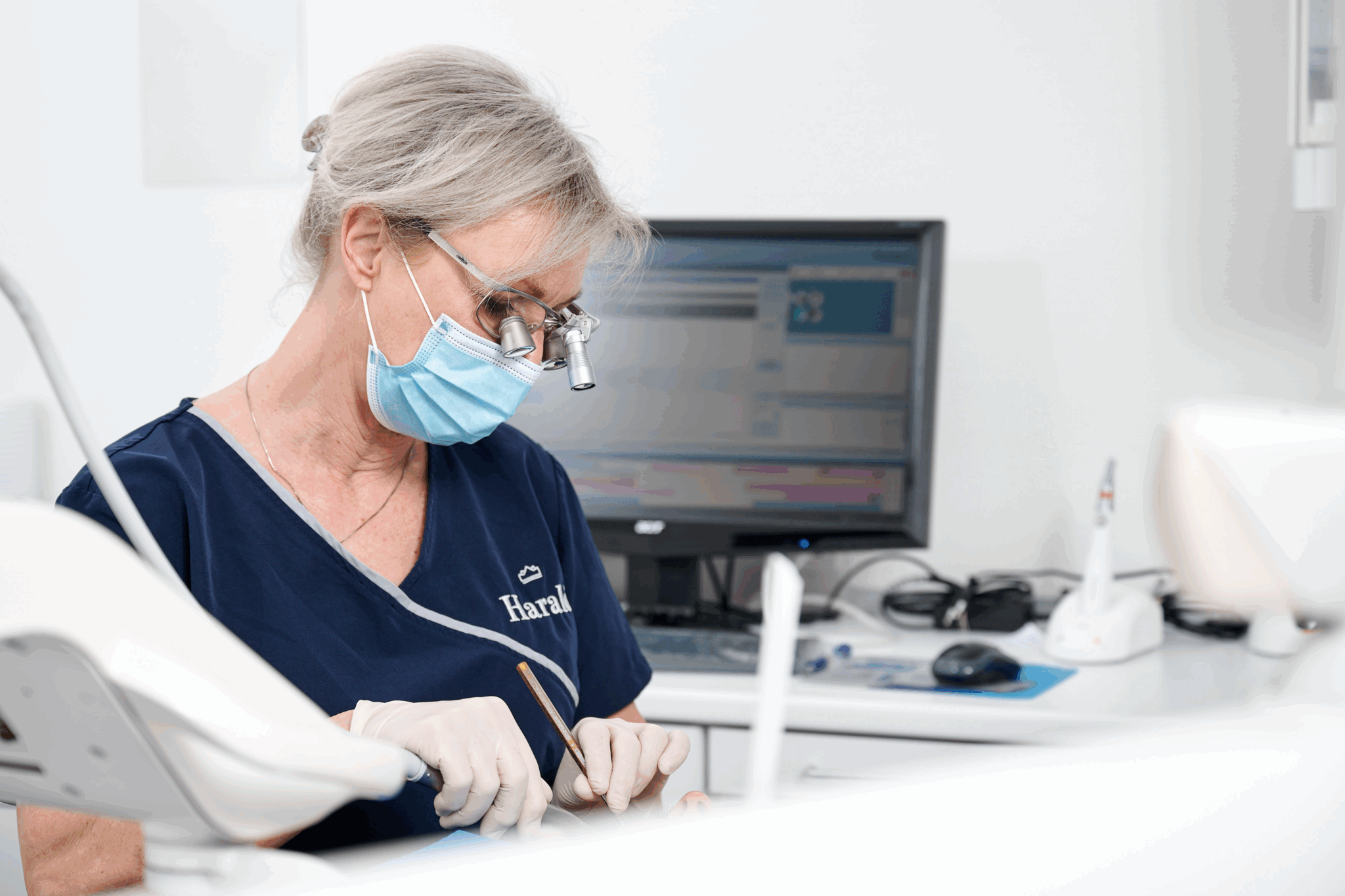 Praktiserende læge der behandler en patient.