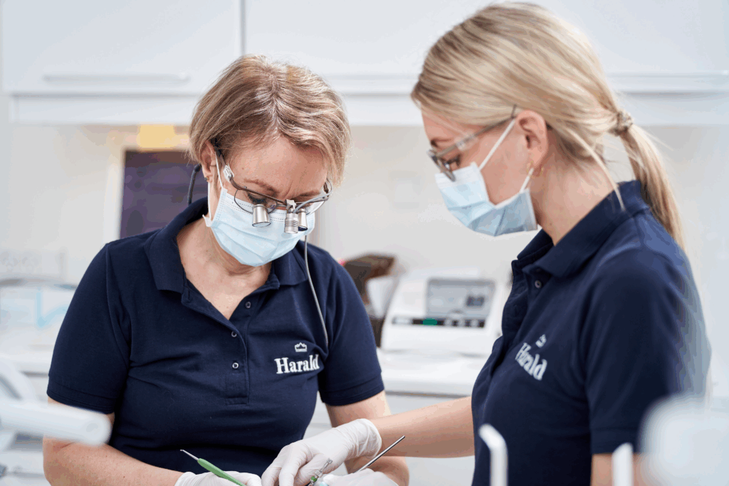 Praktiserende plejer og tandlæge der behandler en patient.